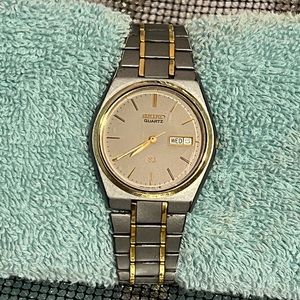 Mens Seiko SQ quartz water-resistant 735066 5H23-8A69 gray and gold color nice😎